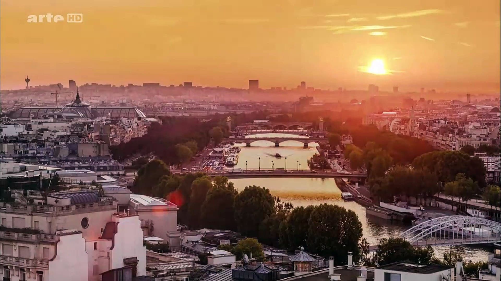 Neighborhood stories: Paris-Berlin backdrop