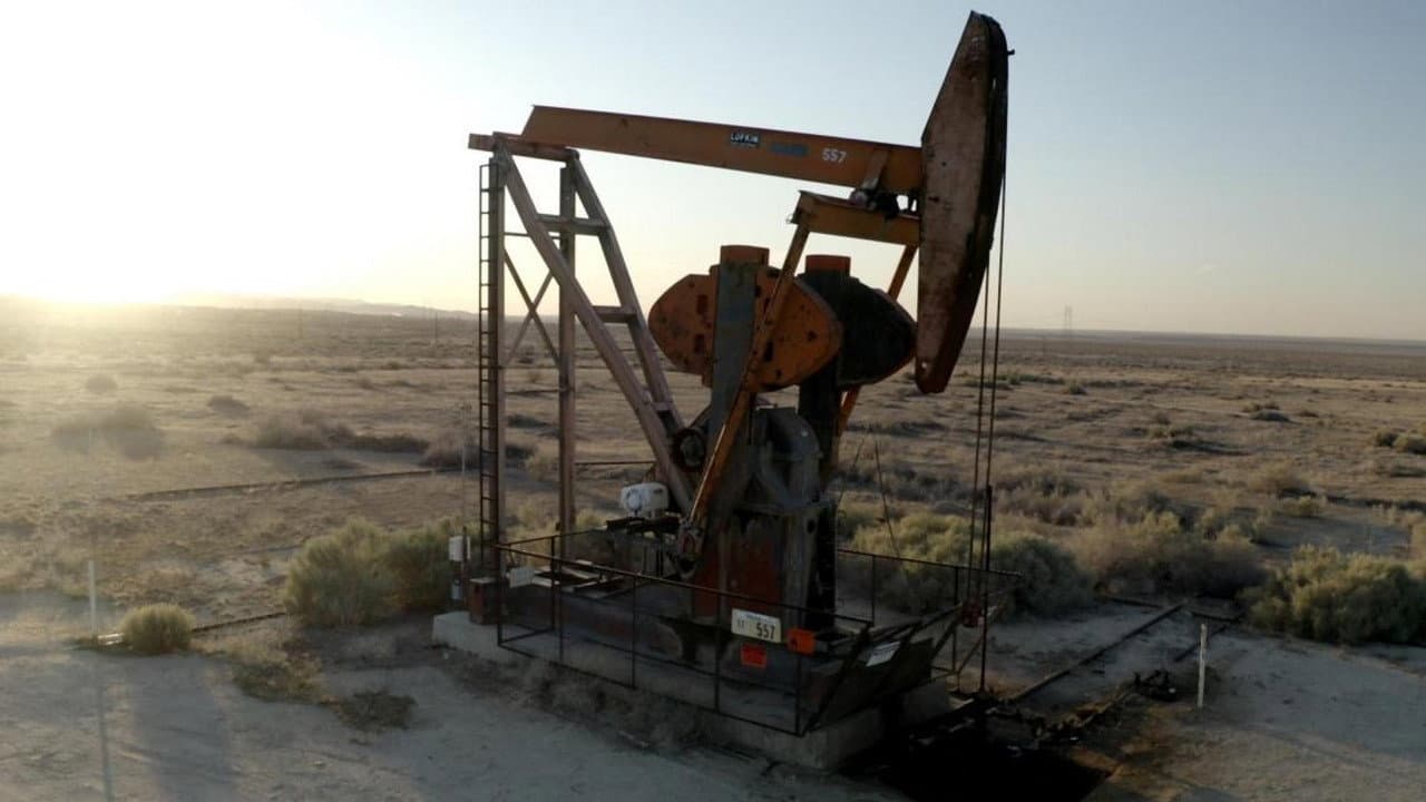 Les Fantômes du Pétrole backdrop